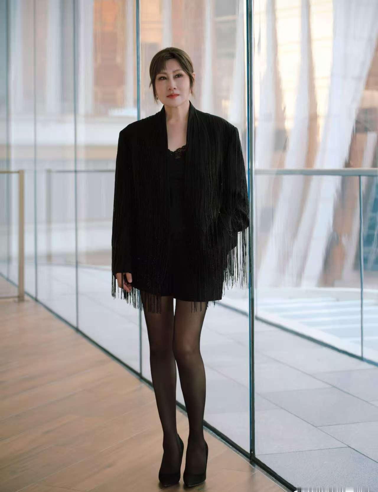 张凯丽特意换掉留了12年的短发凯丽姐太年轻了吧！这大长腿，狠狠羡慕了！我要是60