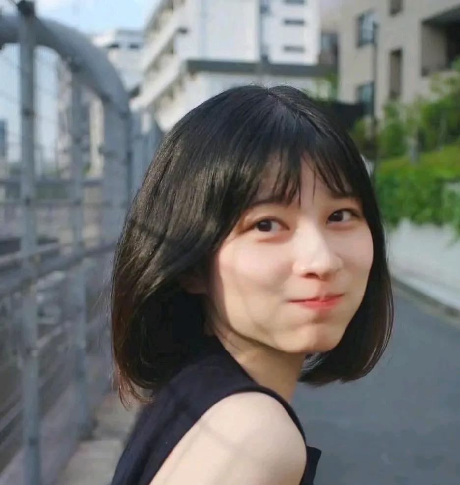搞不懂这个日本女生怎么就一下子火了，马斯克也转发助力，看了看，也不是美若天仙的程