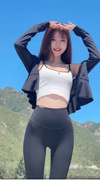 一个男人愿意陪一个女人聊天说白了，他就是想睡觉。什么情啊，爱啊，想你了啊都是假的