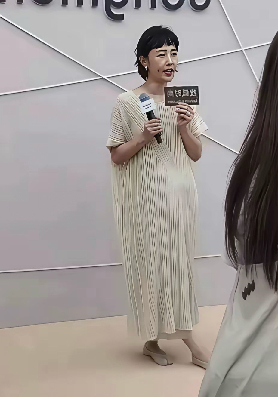 43岁的白百何，被摄影师拍成了矮胖挫，这是有仇啊！