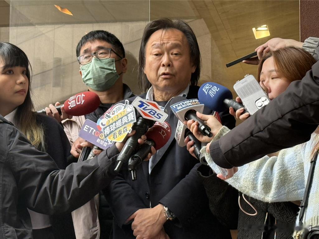 不满刘世芳等被列“台独顽固分子”荒唐无稽王世坚叫嚣：无聊我也能列对岸十个！