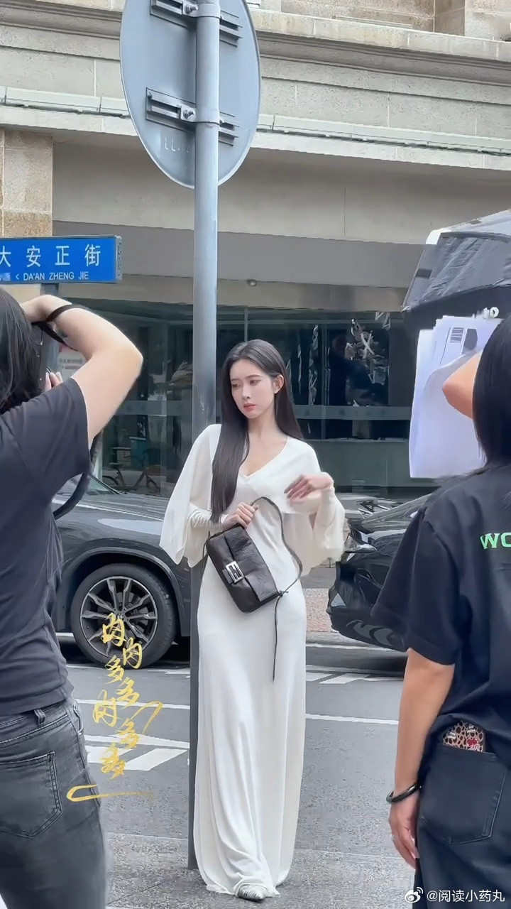 孟子义黑长直千金感看见线下活动的生图就觉得很漂亮，而且孟子义也是相当的美！而且还