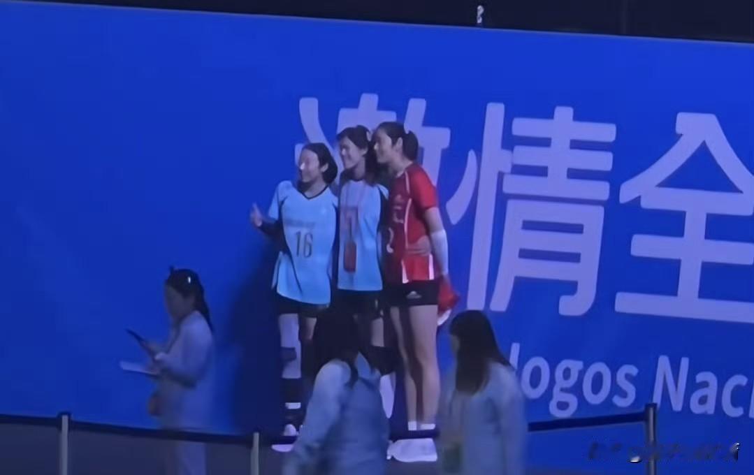 赛后暖心一幕！天津女排和河南女排比赛赛后，在比赛通道外，看到了朱婷、李盈莹、姚迪