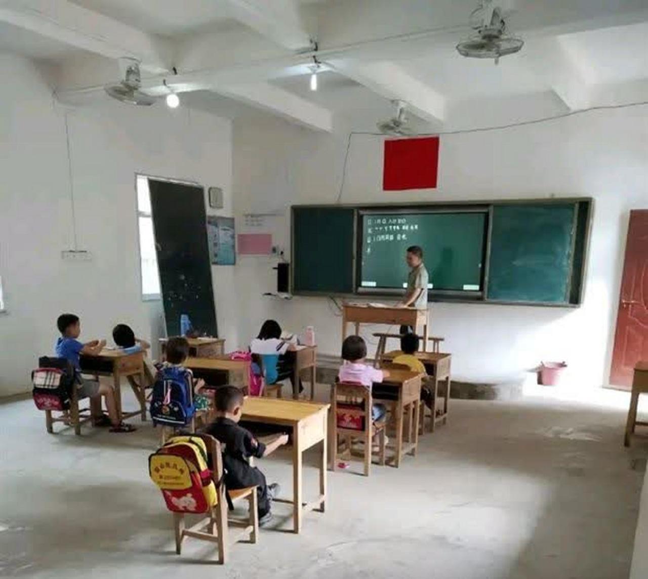 破解乡村小规模学校教研难题我到过一所乡村小学，全校六个班，十二个老师。语文老