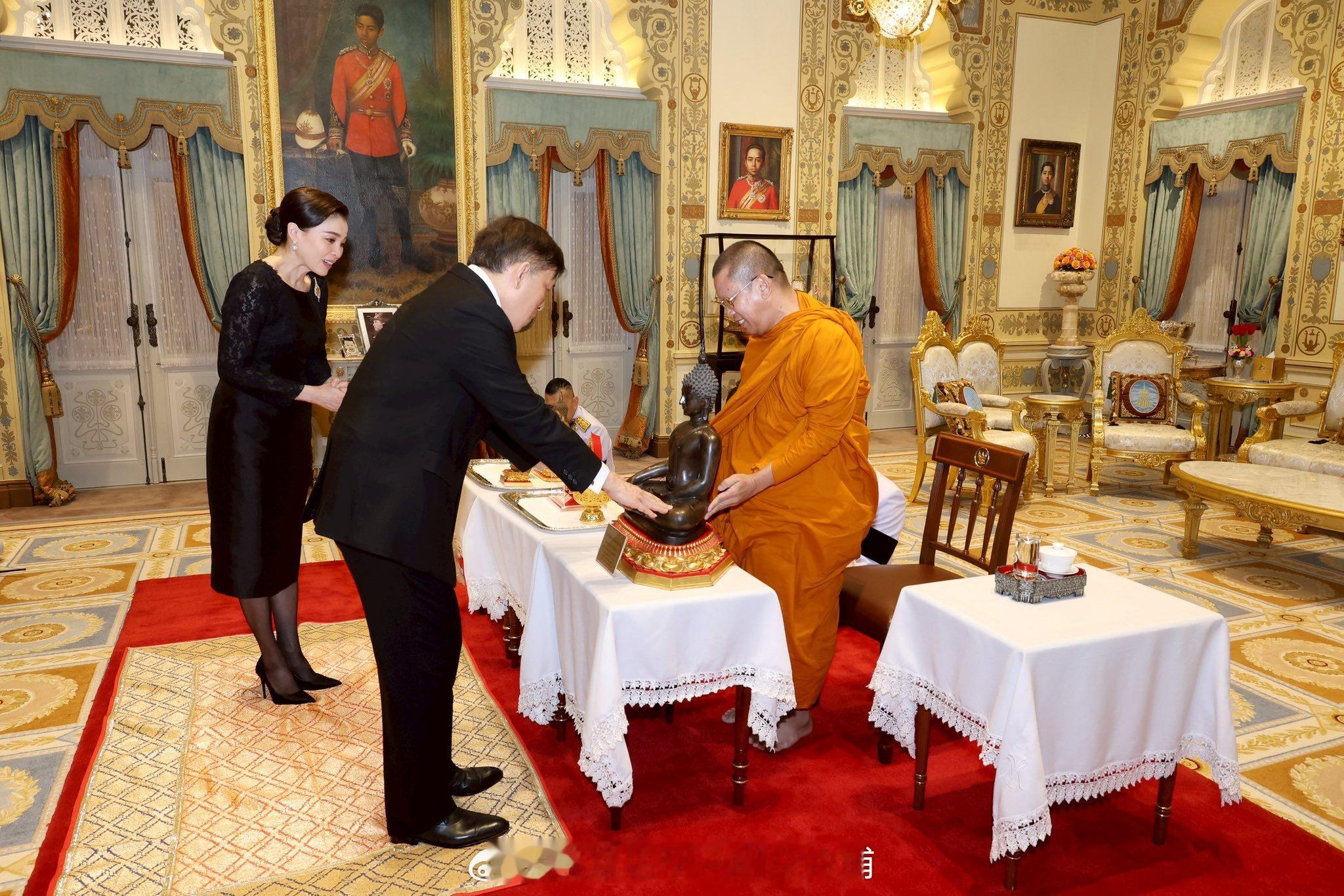 王室王室泰国王室素娘娘2026年2月15日，狗哥素娘娘接见寺庙住持。