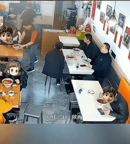 陕西西安，3个男子到一家面馆吃面，不料，3人吃完面后坐在位子上久久没有结账，本以