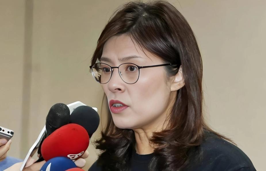 预测郑丽文，访美将一败涂地。郑丽文的访美计划，从一开始就充满了投机与急躁。她