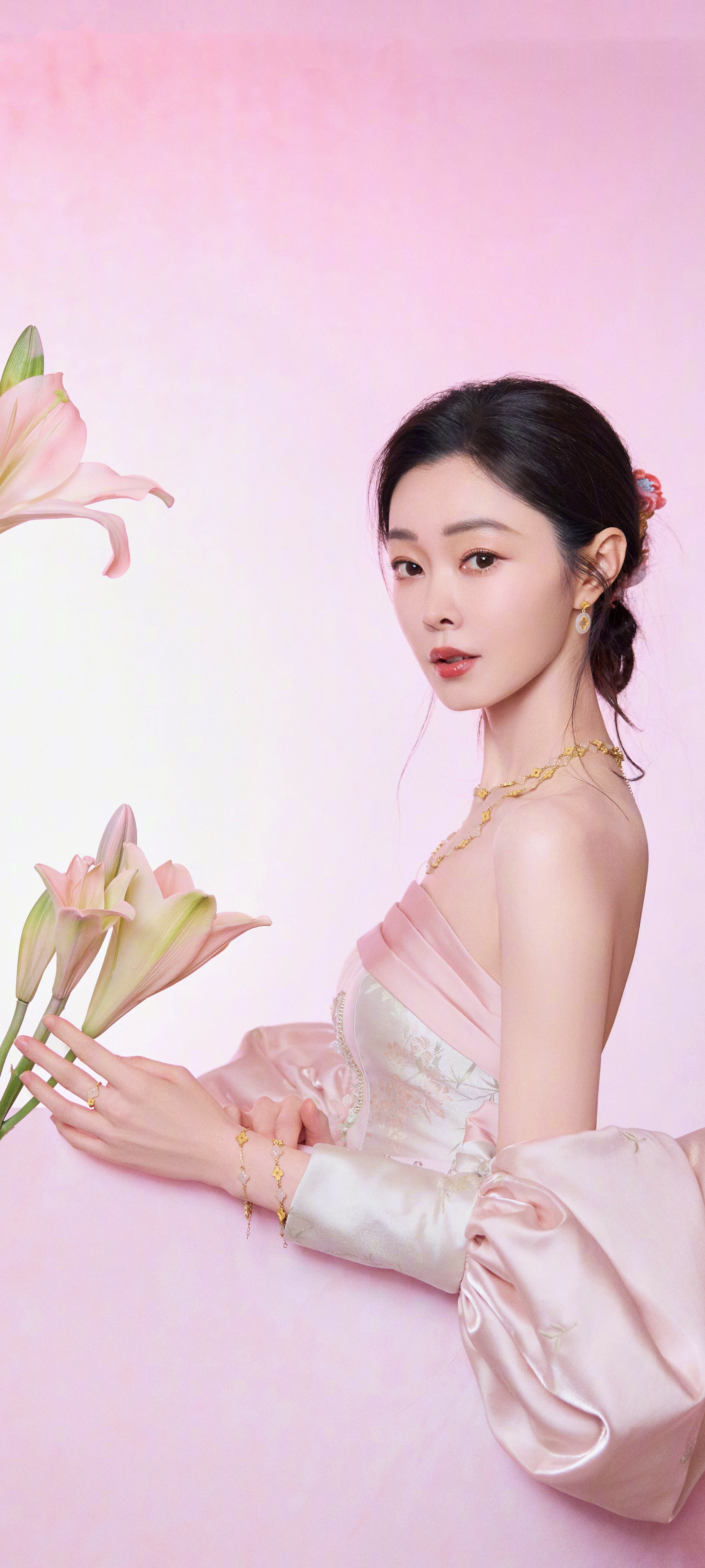 宋轶杨柳细腰具像化，宋轶抹胸粉裙柔美穿搭壁纸。宋轶