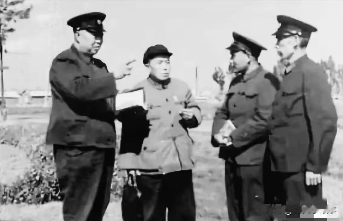 1967年春，在昆明开往红河州的火车上，云南省公安厅下放干部曹显政刚刚抽完一支烟