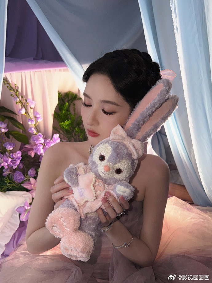 王玉雯这组图越看越上头每个角度都美到让人失语，正面的清冷、侧面的温柔、背影的灵