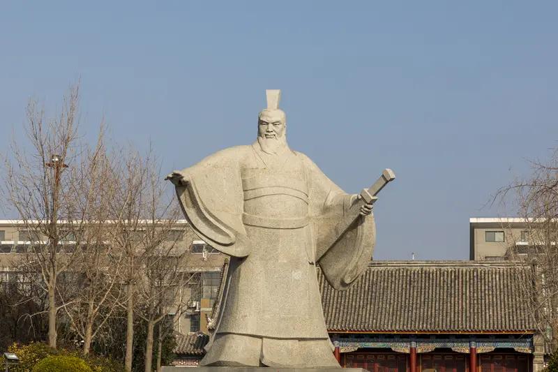 曹操真没办法驾驭吕布吗？不见得。曹操连司马懿都能压制，治不了吕布？其实是吕布不值