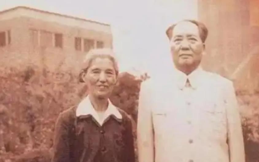 1950年，毛主席正在拆阅群众来信。其中一封信来自无锡，署名为“吴启瑞”，毛主席