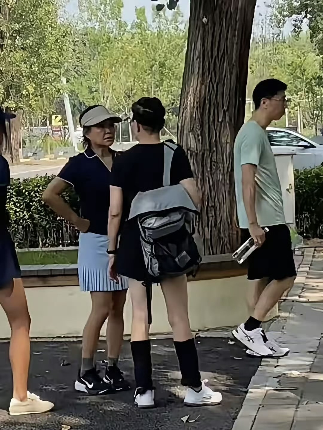 66岁宋丹丹和李静在朝阳公园跑步锻炼的照片曝光，​宋丹丹的腿部状态看上去比40岁的人还要好，旁边的李