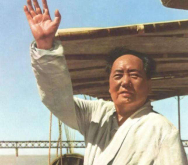1957年，毛主席在青岛游泳过后患上重感冒，西药治疗效果不好，于是求助一位老中医