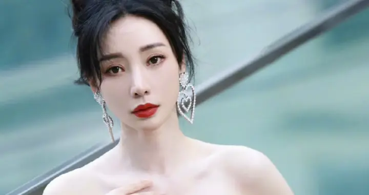 柳岩红裙造型优雅绽放 多面艺人魅力全开