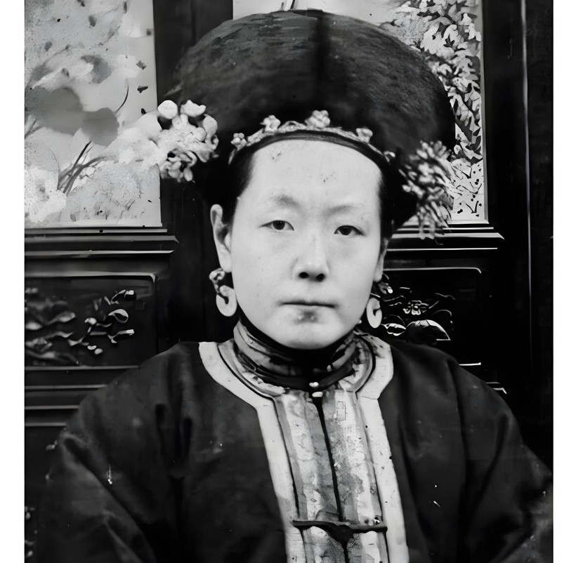 慈禧的亲妹妹婉贞每到夏季时，便说自己不敢去花园散步，问及原因就说：“我怕踩死蚂蚁。”溥仪听闻却厌恶地