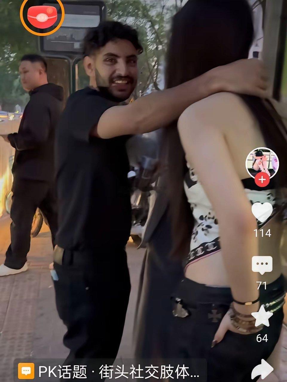 街头印度阿三的女朋友，光看背影，都知道是一个时尚又漂亮的人