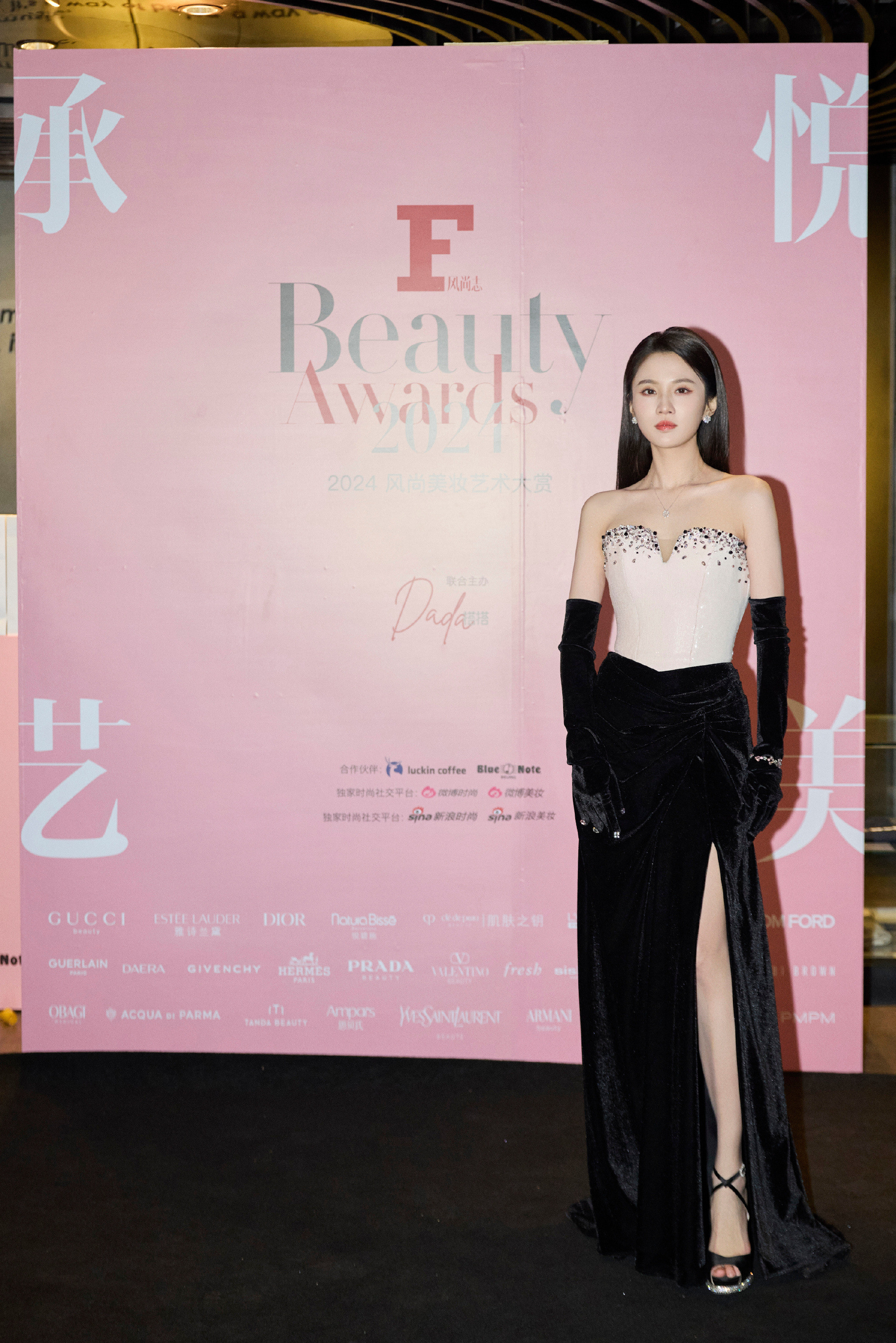 张慧雯红毯妆造：一袭白黑叠搭抹胸长裙，美丽又温柔。张慧雯