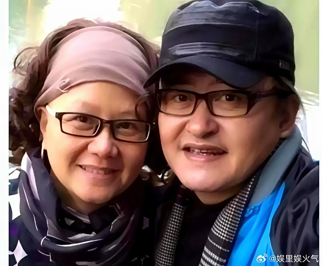刘欢老婆卢璐每次露面头上都裹着丝巾，连亲闺女大婚那天也没摘下来，好多人背地里笑话