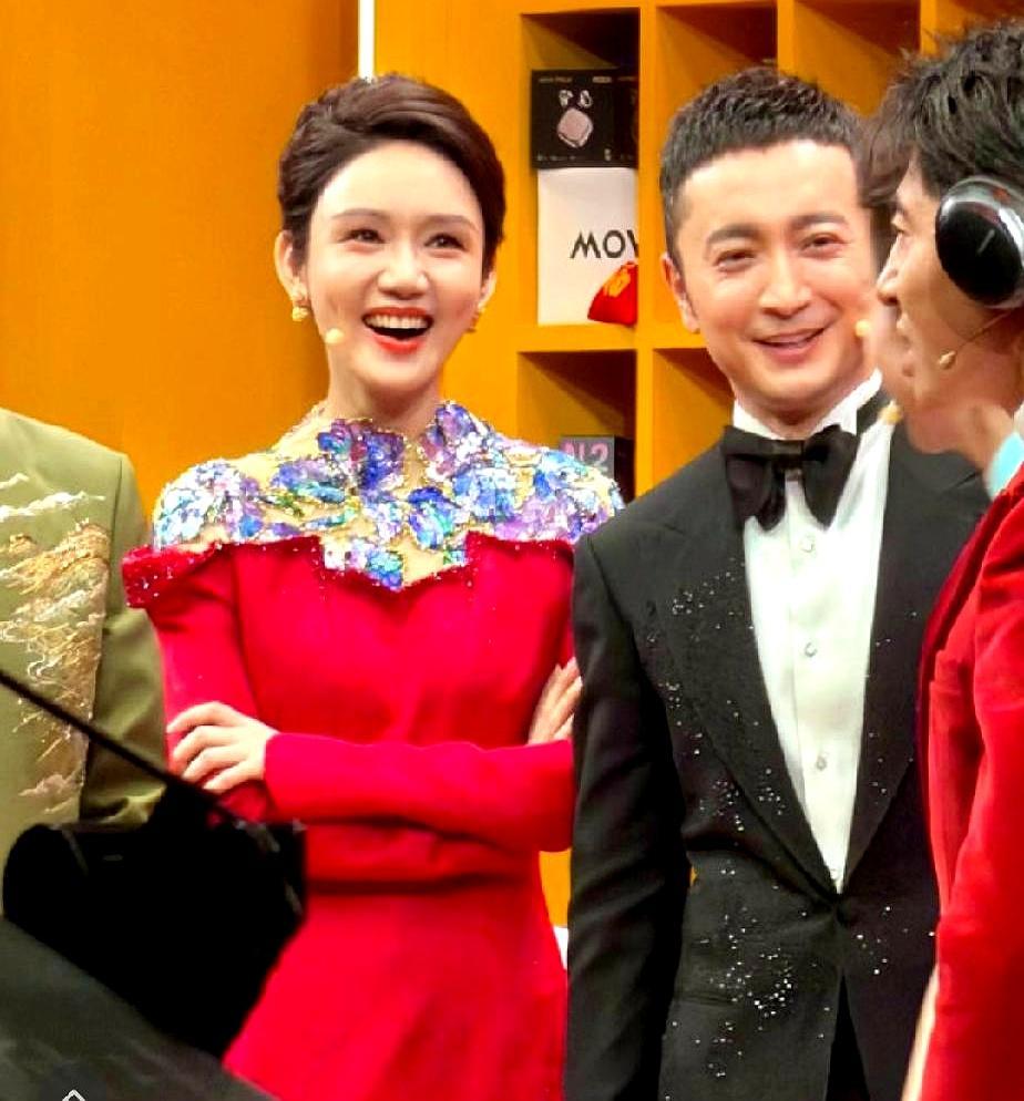 全网都骂她春晚看提词器，直到11年前的视频被扒出，大家才发现骂错了。“再见