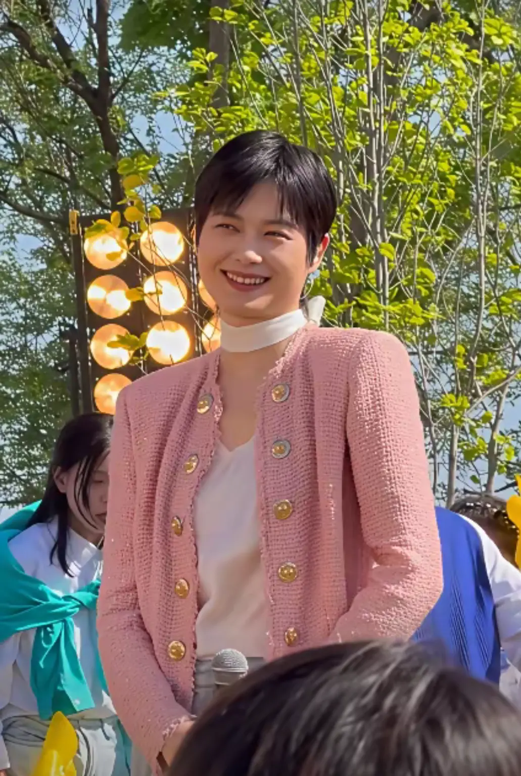 你觉得李宇春像国企女干部打扮吗