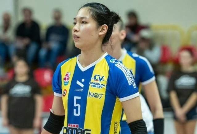 中国女排有一块瑰宝就是庄宇珊，是很稀缺的独特气质，这个队员不得不爱。只要她一上场