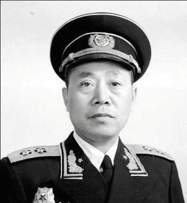 1942年，海匪孙二虎与陶勇洗澡后，突然有人匆忙塞给孙二虎一封信，由于不识字，他