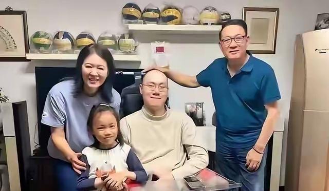 周苏红：前夫瘫痪后，再嫁富豪仍照顾前夫，如今女儿认前夫当干爹当一个曾经的金童玉