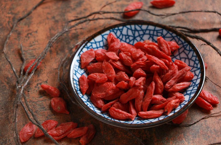 枸杞才是养肝王中王！3个黄金搭配，坚持喝肝脏强如牛天天泡枸杞却越喝越上火？别怨