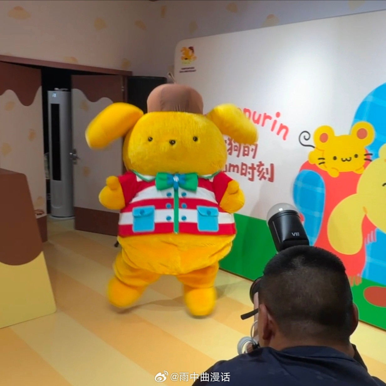 三丽鸥布丁狗萌翻全世界布丁狗见人就抱，一点大明星架子都没有！今天上海的