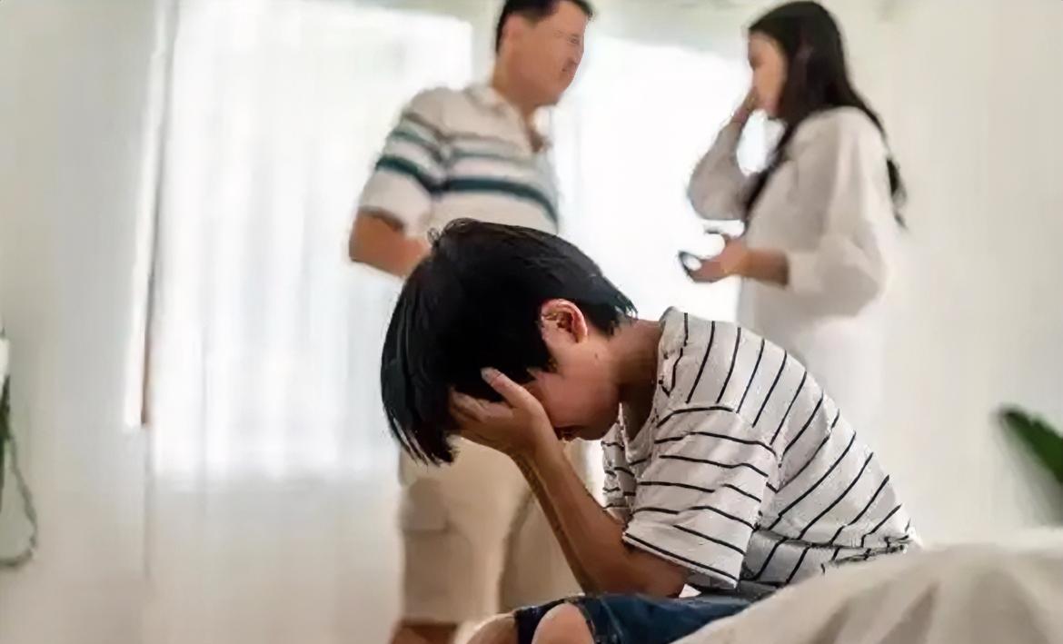 发现妈妈不忠对孩子的影响有多大？我跟你们讲两个真实案例。35岁的阿强回忆
