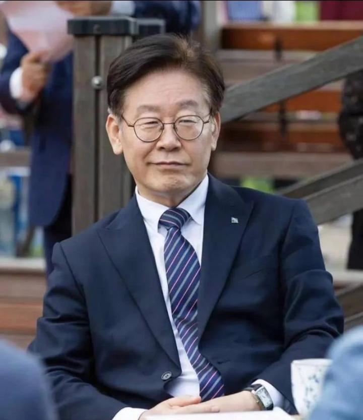 李在明终究还是块老姜啊，比起老蒜高市早苗在政治舞台上的表现，还真是老辣很多。