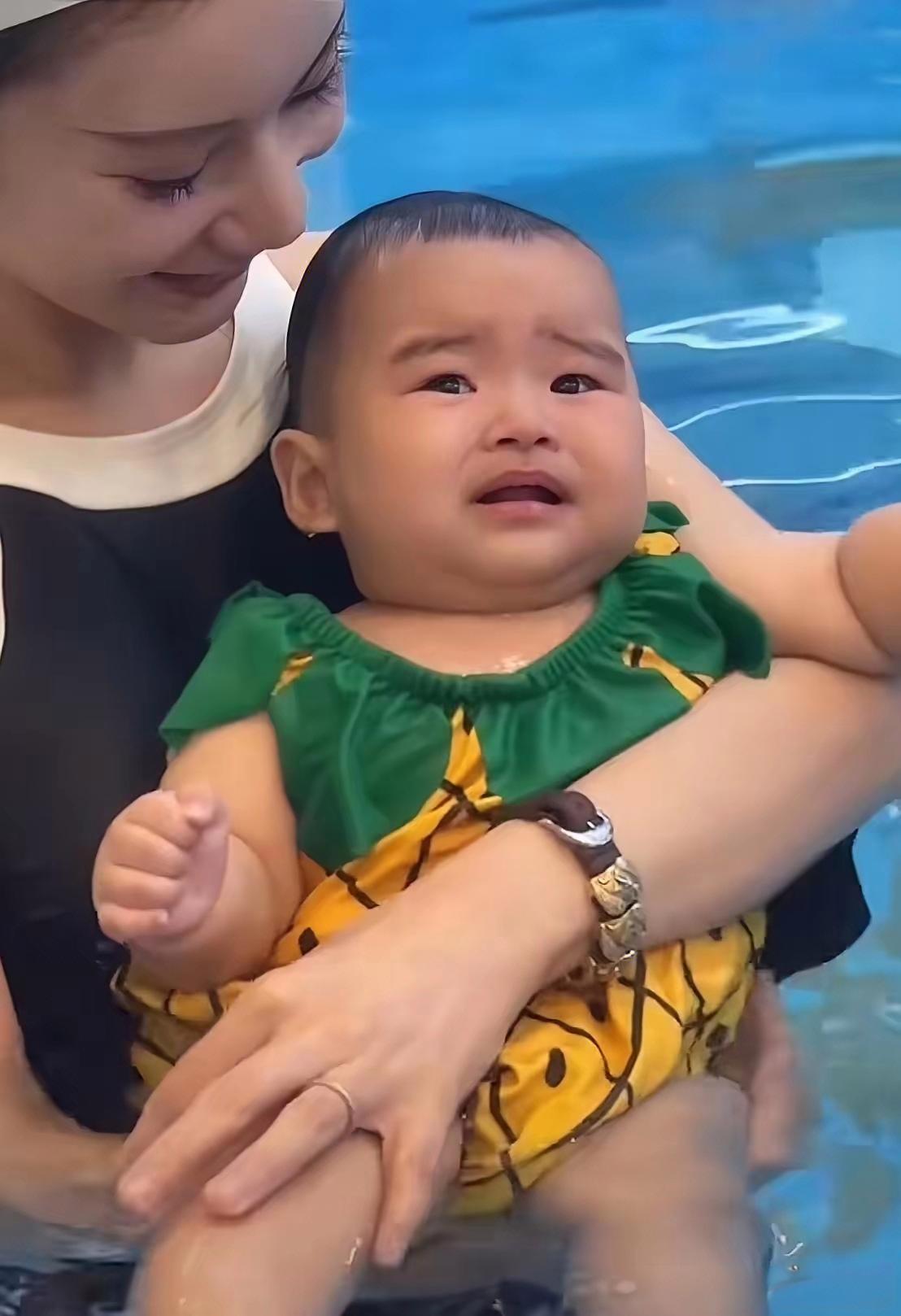 汪宝儿首次游泳全程懵圈，又怂又配合萌翻众人