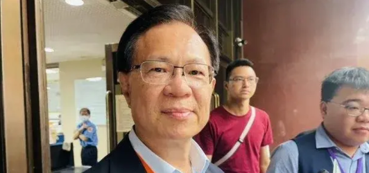 柯文哲今天再次出庭受审，台北地方法院今日传唤污点证人时任台北市都发局总工程司邵琇