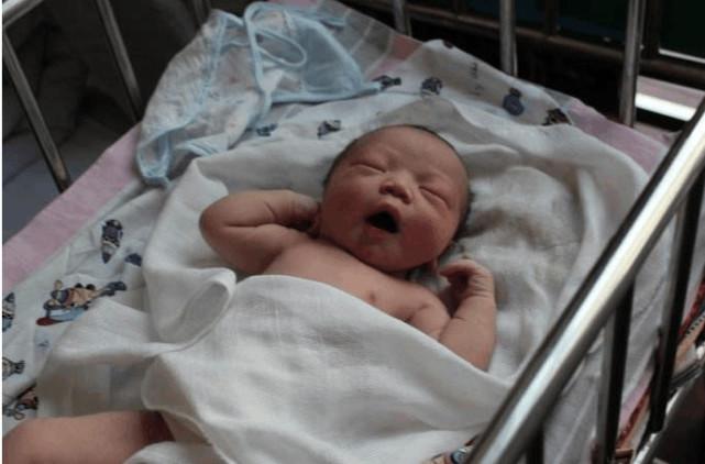 生个男孩如得宝, 顺产生下6.9斤小王子, 婆婆开心的笑了接好运!