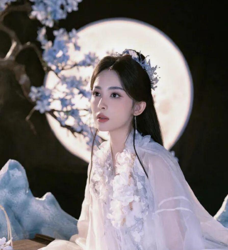 撞脸不可怕，谁不红谁尴尬！这一对异域女星真是“同脸不同命”要说今年中秋晚会，最