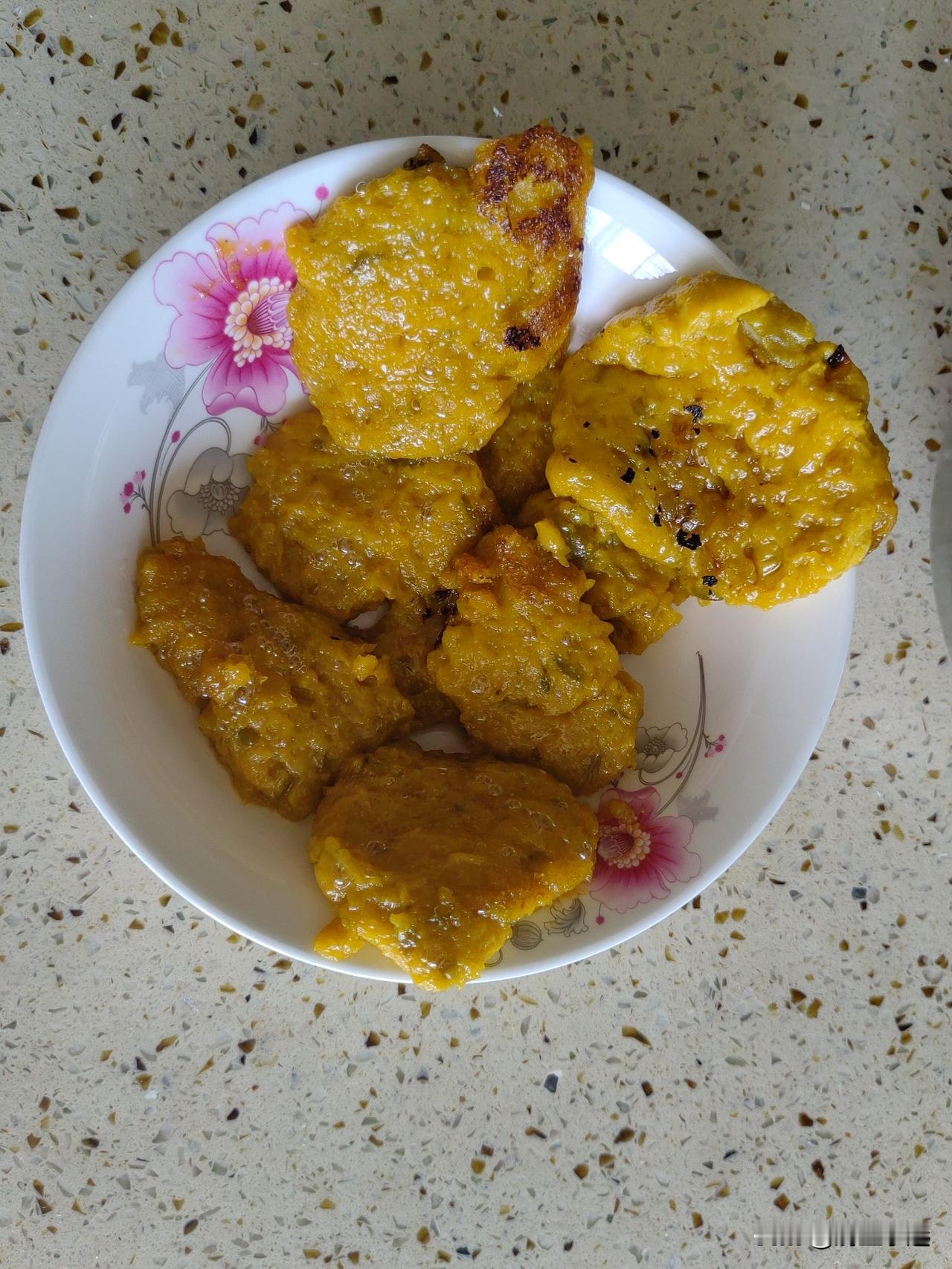 前天晚上我去超市买了一袋糯米粉、南瓜，准备做南瓜饼当早餐。昨天没时间做，今天做起
