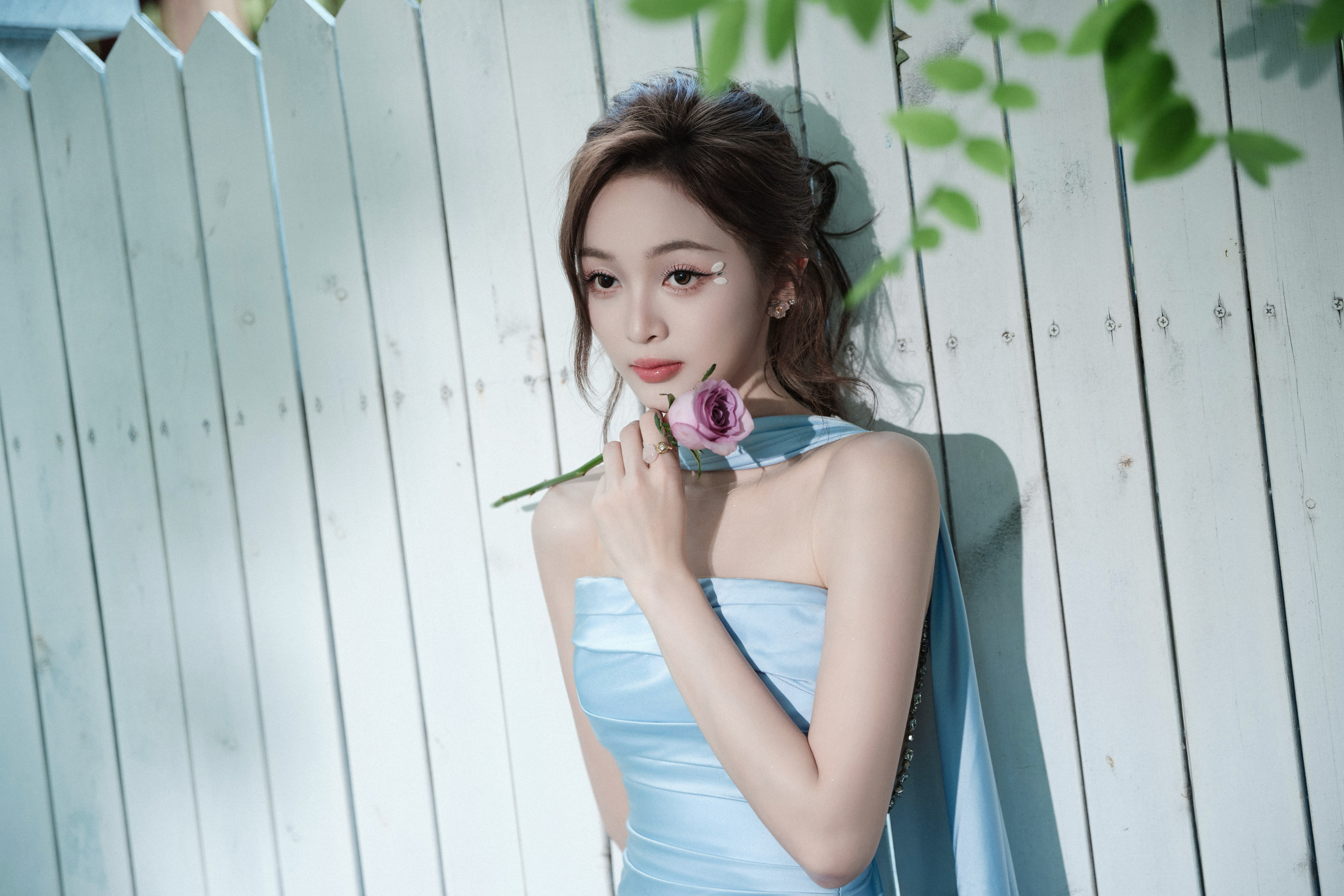 吴宣仪淡蓝如薄雾，缎面在光影里舒展成流动的诗。垂坠的纱裙与利落的剪裁相撞，是温