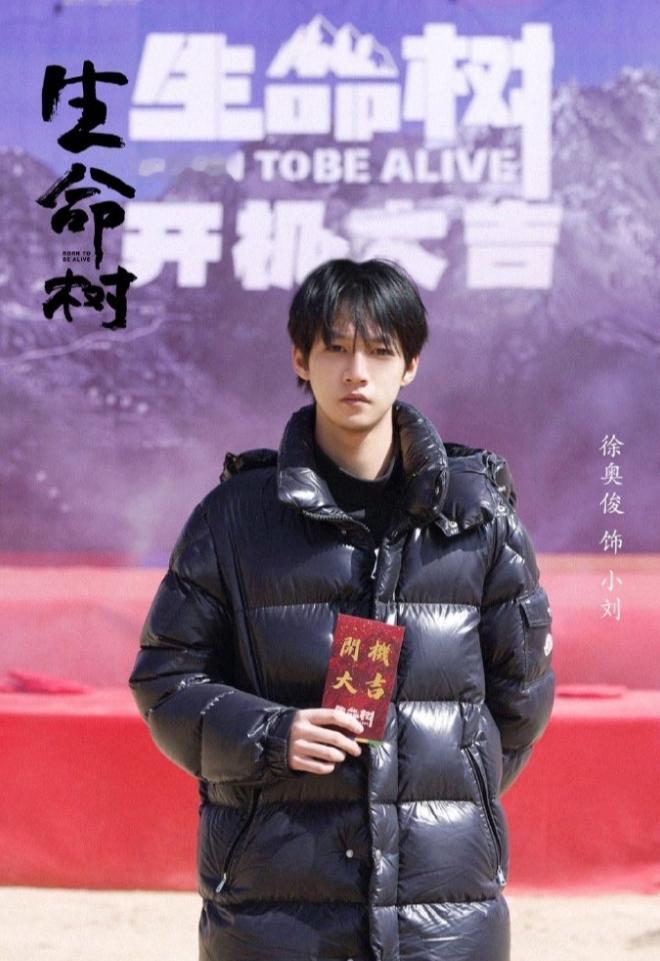 正午阳光侯鸿亮的儿子去年开了经纪公司签约的都是科班出身的00后新人，看来正午阳