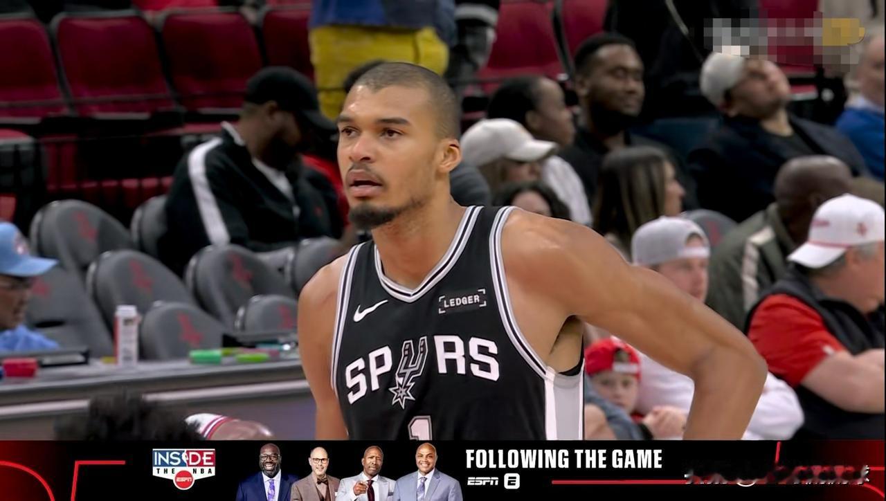 马刺当家球星文班亚马真是让人感到惊叹！在今天马刺客场以111：99击败火箭的比赛