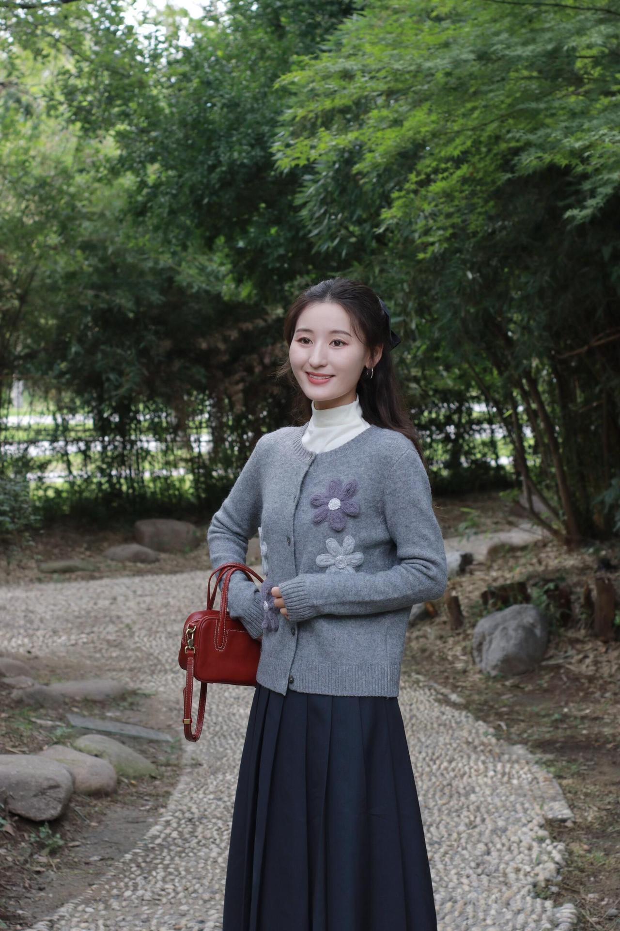 秋日穿搭指南灰色毛衣+深蓝长裙搭配红色手提包优雅出街简约风穿搭