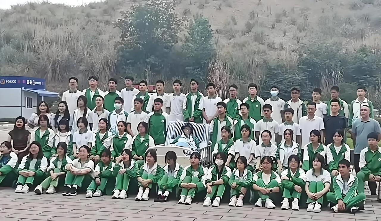 5月17日清晨，四川南充仪陇县总医院的梧桐树下，60多个穿蓝白校服的少年围成了一