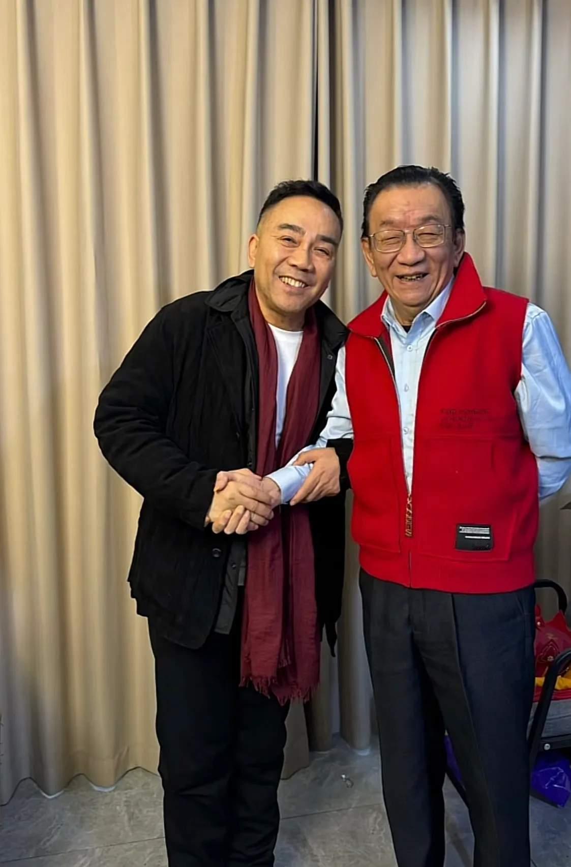 杨议收徒宴会，侯耀华竟然没来参加，平常俩人关系挺好，今天杨家这么大的事怎么没来呢