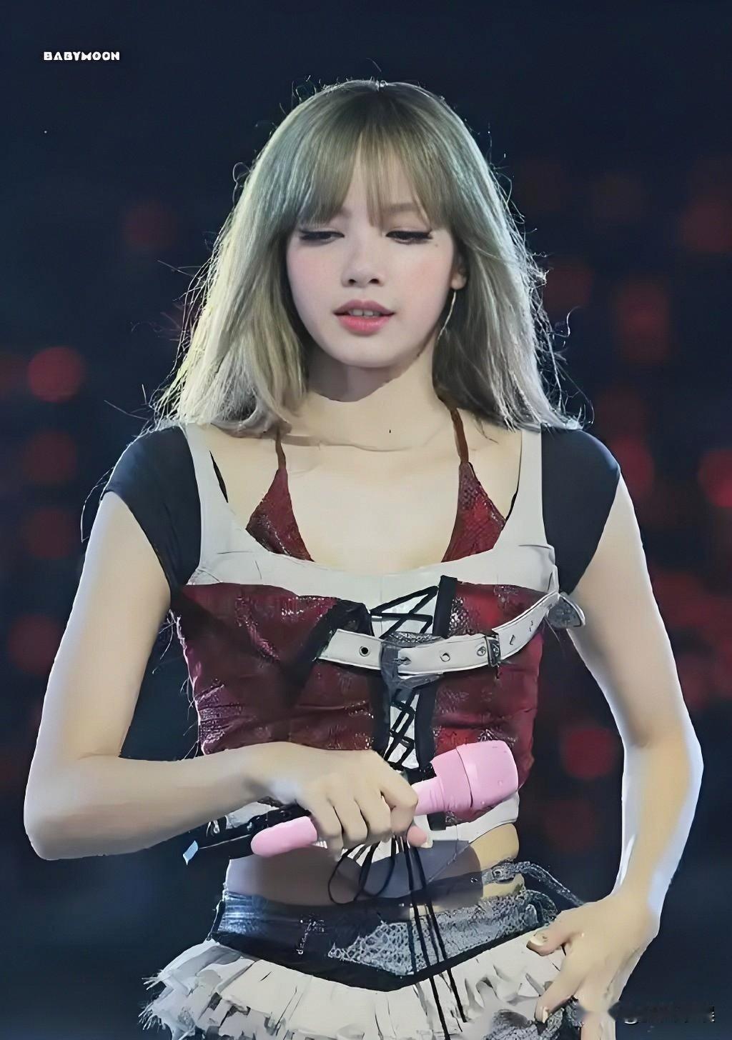 Lisa，几万人看傻眼！这造型一出来，直接上热搜，我手机差点没拿稳，几万人盯