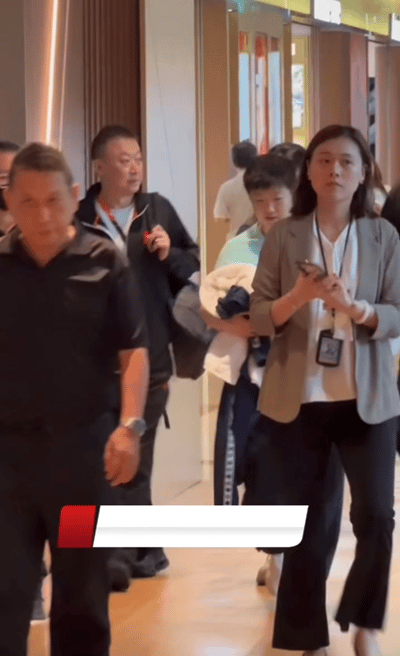 2.20日，莎莎下训，和马琳一起边走边说话。新加坡的第一训，虽然国乒昨天下午