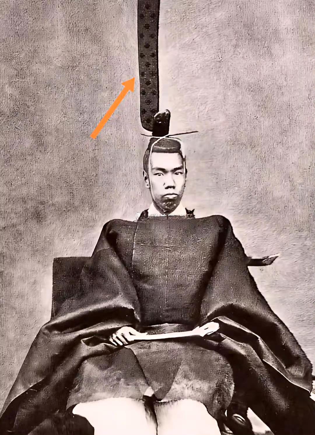 三星堆出土的青铜人戴高冠帽与日本人戴高冠帽。​​​