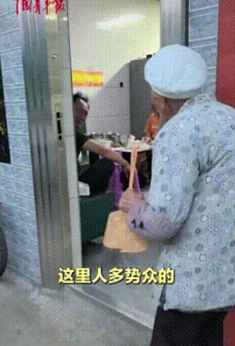 “真让人羡慕！”四川泸州，一位60多岁的大爷正端着酒杯与亲戚聊天，突然，一个老太