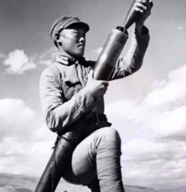 1945年，在山上休息的迫击炮手陈宝柳，忽然发现30多个日军和几个女人，正在不远