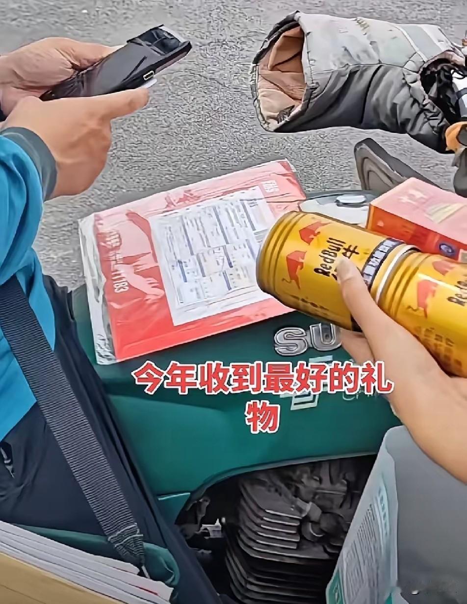 随着高校录取工作的开始，第一时间快递小哥把录取通知书送到学生和家长手中，江苏一学