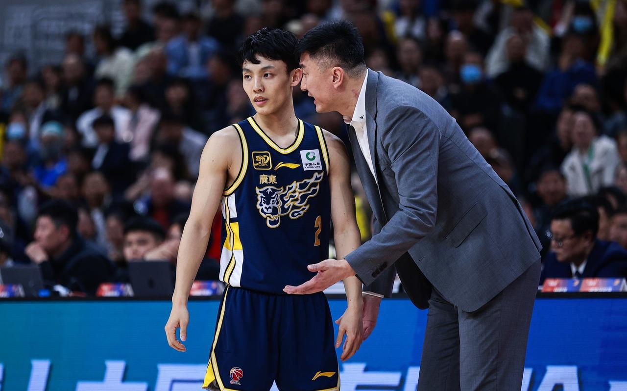 杜锋下课危机（二）⚙️深层病灶：身兼数职，精力分散的“定时炸弹”如果说